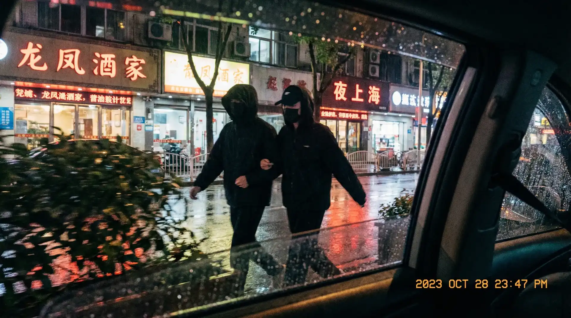 黄冈站b站 - 顶流明星深夜密会现场抓拍照片